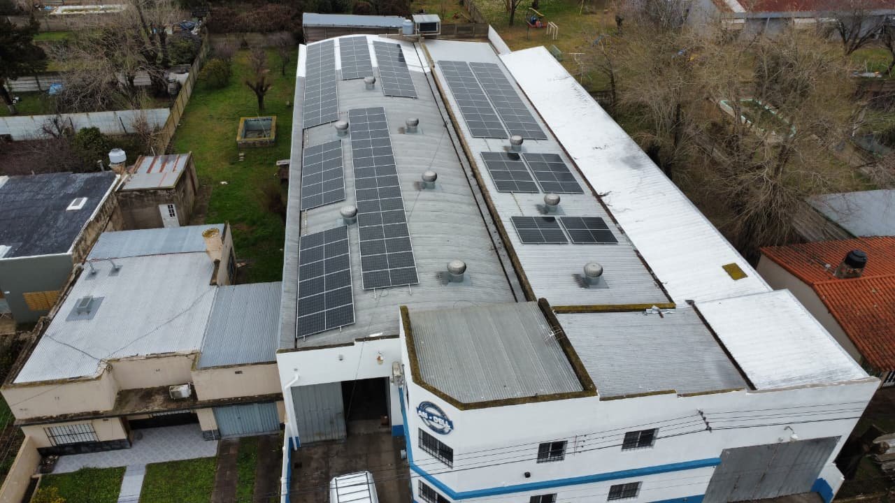 Sistema FV Híbrido Comercial con Almacenamiento