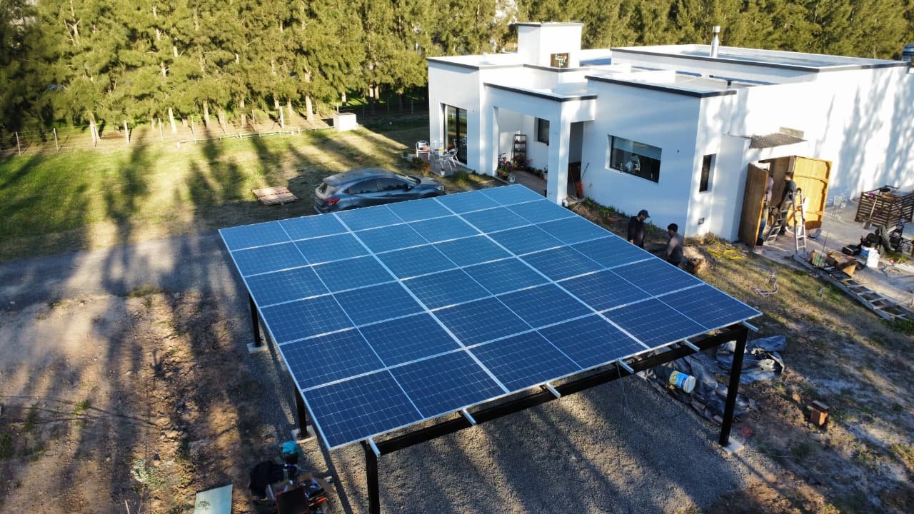 Residencia con Carport Solar